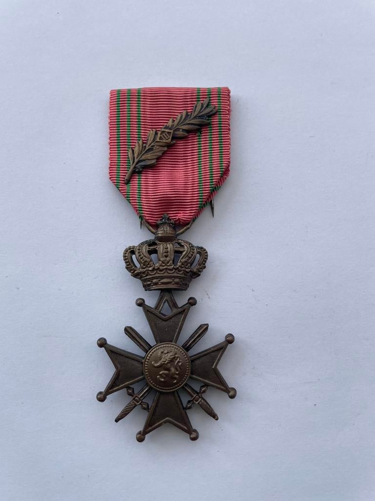 Lot 64: Leopold III medaille oorlogskruis 40-45 met palm, Verzamelen, Ophalen of Verzenden