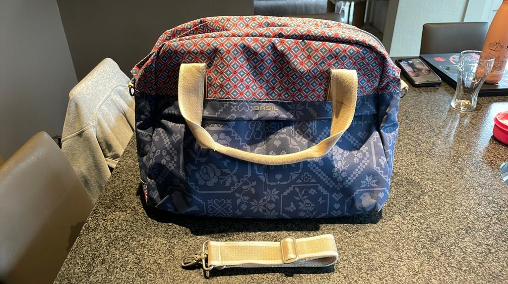 Fietstas BASIL blauw met roze, Fietsen en Brommers, Fietsaccessoires | Fietstassen, Ophalen, Gebruikt