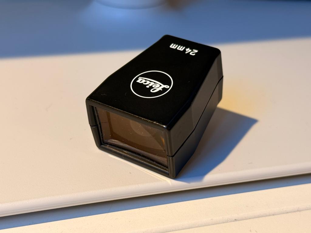 Leica 24 mm Opsteekzoeker met leren hoesje, TV, Hi-fi & Vidéo, Enlèvement ou Envoi, Comme neuf