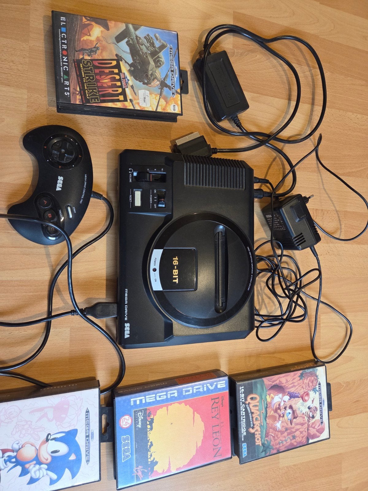 Sega Mega Drive 16 bits avec 4 jeux, Consoles de jeu & Jeux vidéo, Consoles de jeu | Sega, Mega Drive, Enlèvement ou Envoi, Avec 1 manette