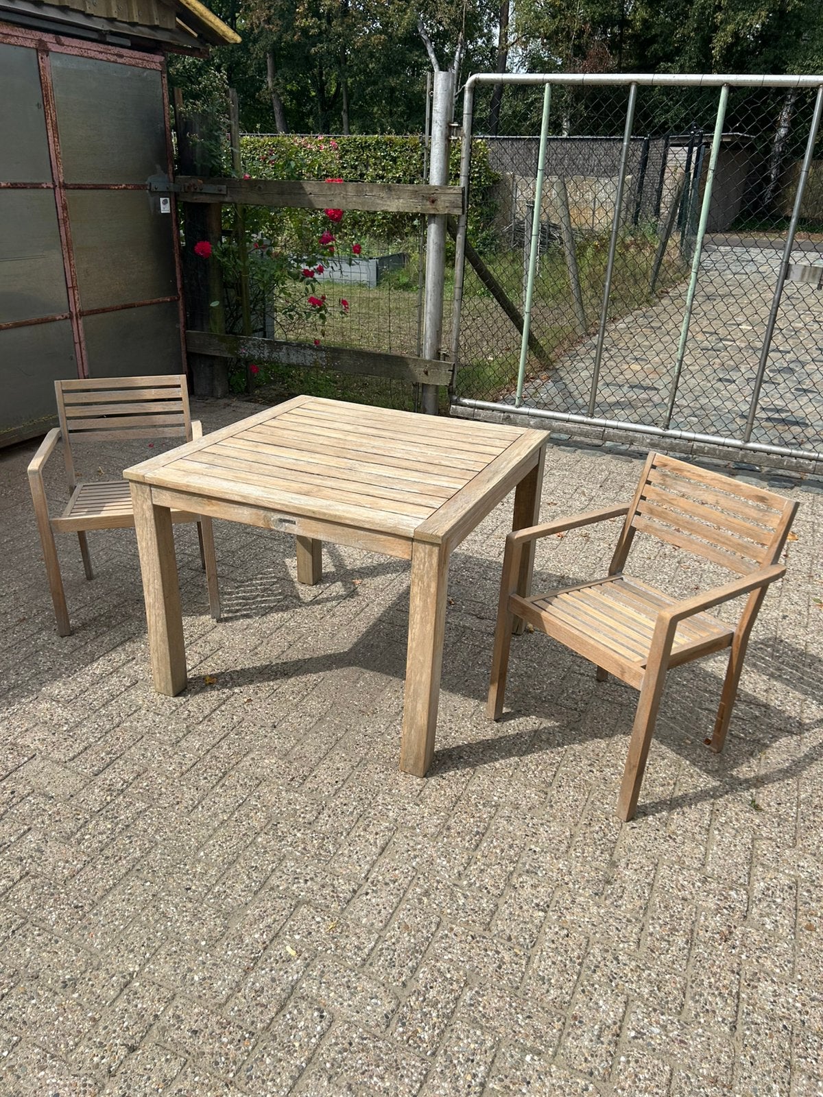 Massief houten tuintafel met 2 stoelen merk morati, Tuin en Terras, Tuinsets en Loungesets, Ophalen, Zo goed als nieuw