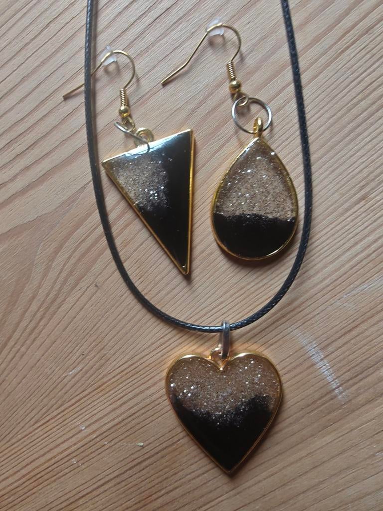1 set oorbellen + ketting (zwart/goud), Handtassen en Accessoires, Oorbellen, Ophalen of Verzenden, Zwart, Goud