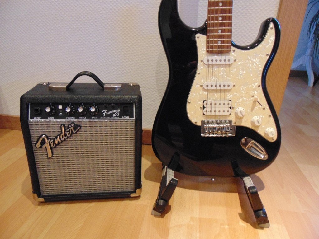 Gitaar Stratocastor Royson + versterker Fender frontman 10w., Musique & Instruments, Instruments à corde | Guitares | Basses, Enlèvement