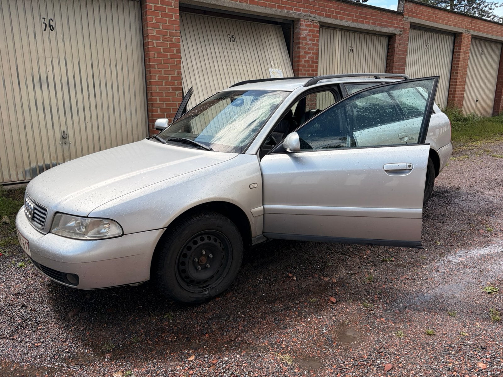 A vendre audi a4b5, Autos, Cuir, Argent ou Gris, Achat, Boîte manuelle