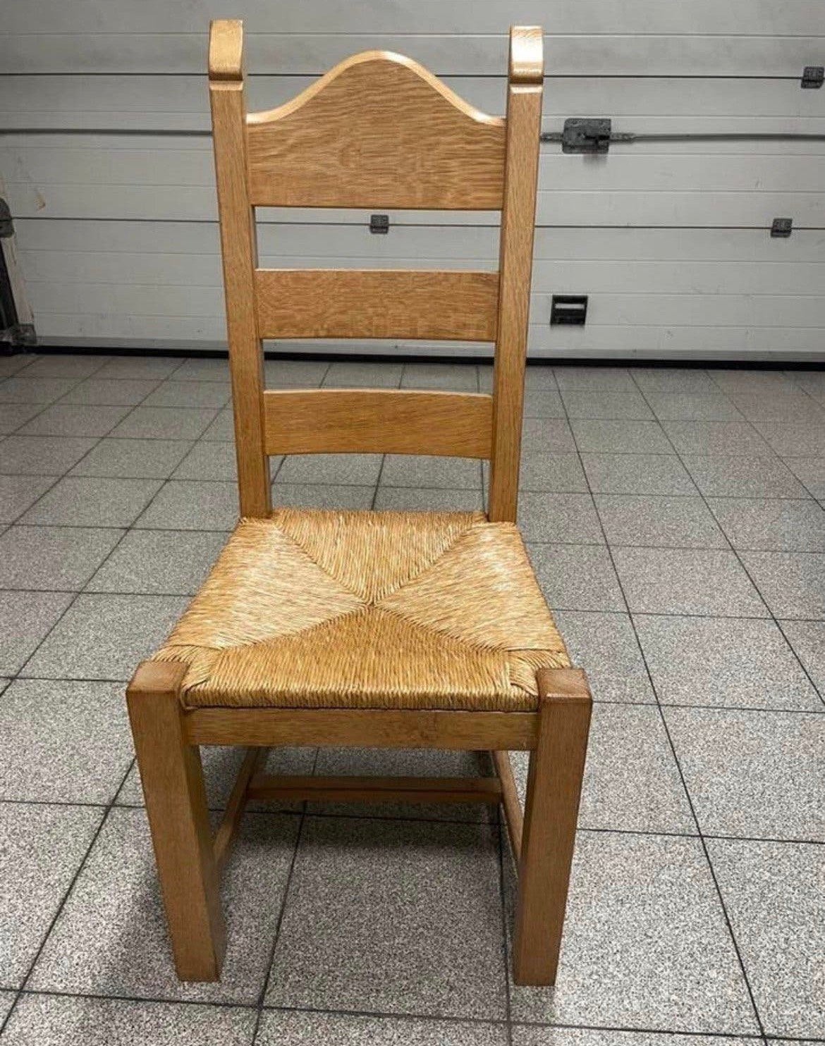 6 massief volle eik stoelen met rieten zitting samen €100, Ophalen