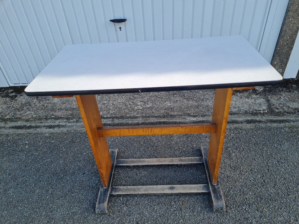 Houten vintage tafel -werktafel – stevig en decoratief, Ophalen