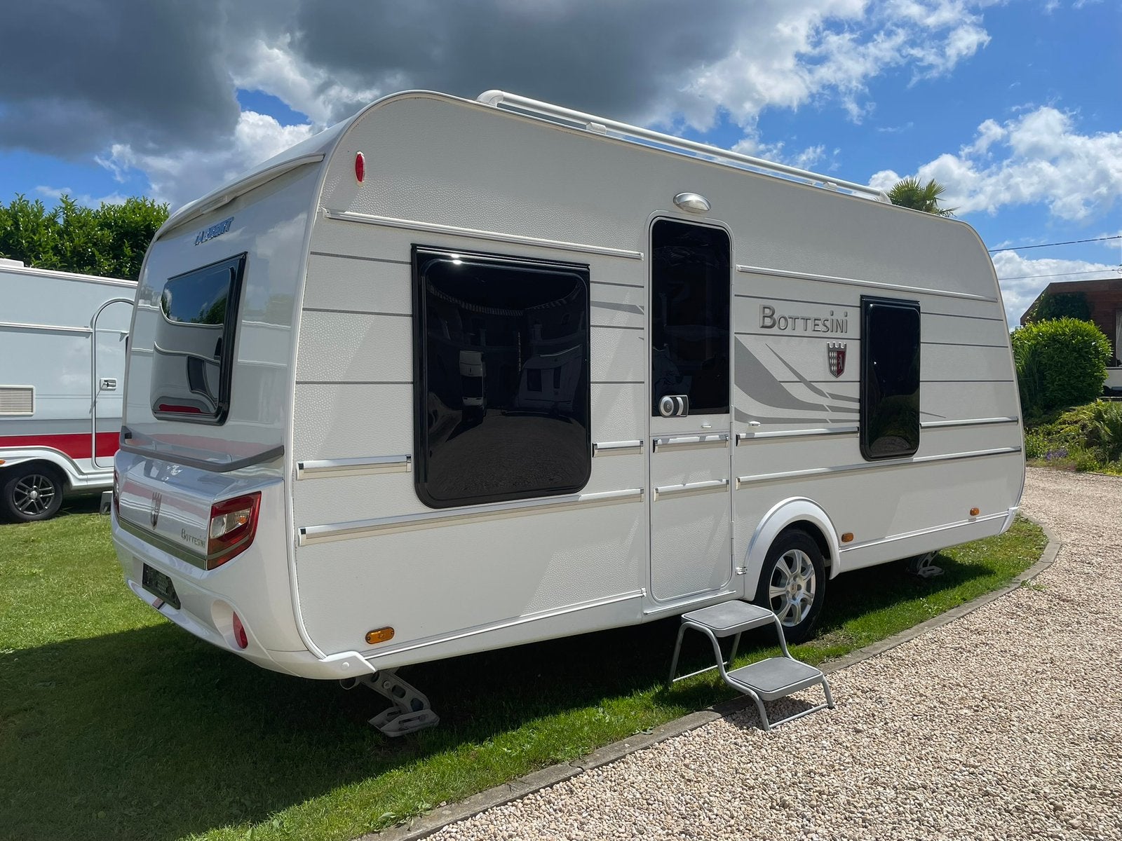 Caravan Tabbert Bottesini 480, In Nieuw staat!, Caravans en Kamperen, Caravans, Bedrijf, tot en met 4, Rondzit, Tabbert, Frans bed