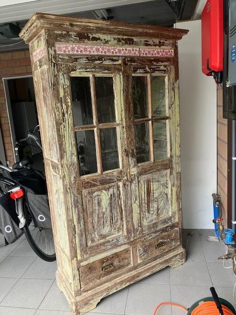 oude kast met 2 deurtjes en 2 schuiven, Ophalen