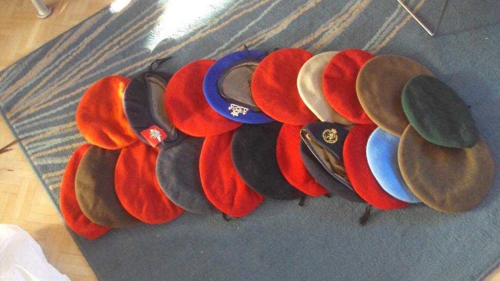 lot 20 mutsen baret ABL en Bundeswehr, Verzamelen, Ophalen of Verzenden