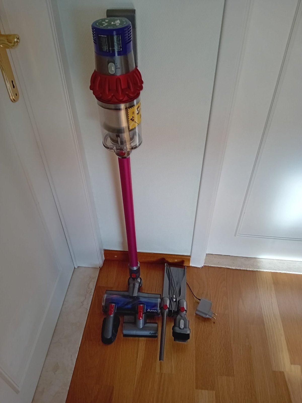 Dyson V10 - Très bon état - Complet avec accessoires, Electroménager, Aspirateurs, Comme neuf, Aspirateur balai, Dyson, Moins de 1 200 watts
