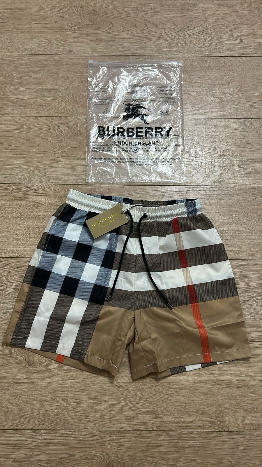 Short burberry, Enlèvement, Neuf, Brun
