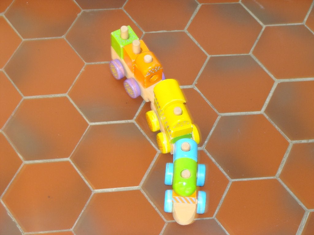 HOUTEN SPEELGOEDTREIN IN VROLIJKE KLEUREN, Ophalen, Zo goed als nieuw, Overige typen