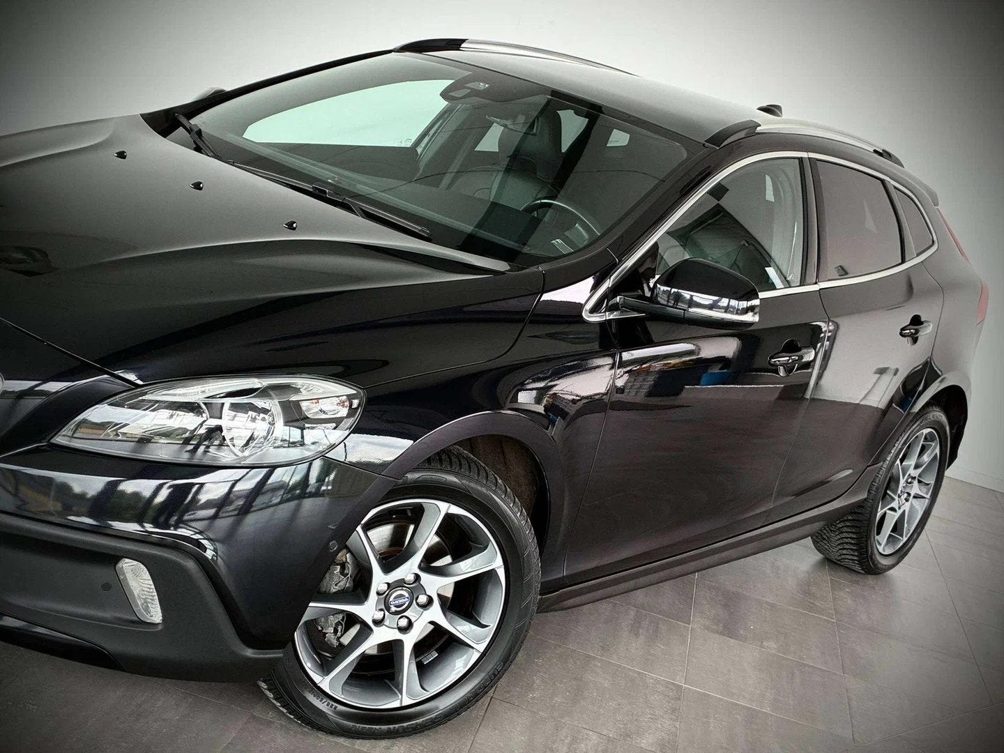 Volvo V40 Cross Country 1.6 D2 BOITE AUTO-1ERPRO-GPS-CUIR-TO, Autos, Cuir, Euro 5, Entreprise, Noir