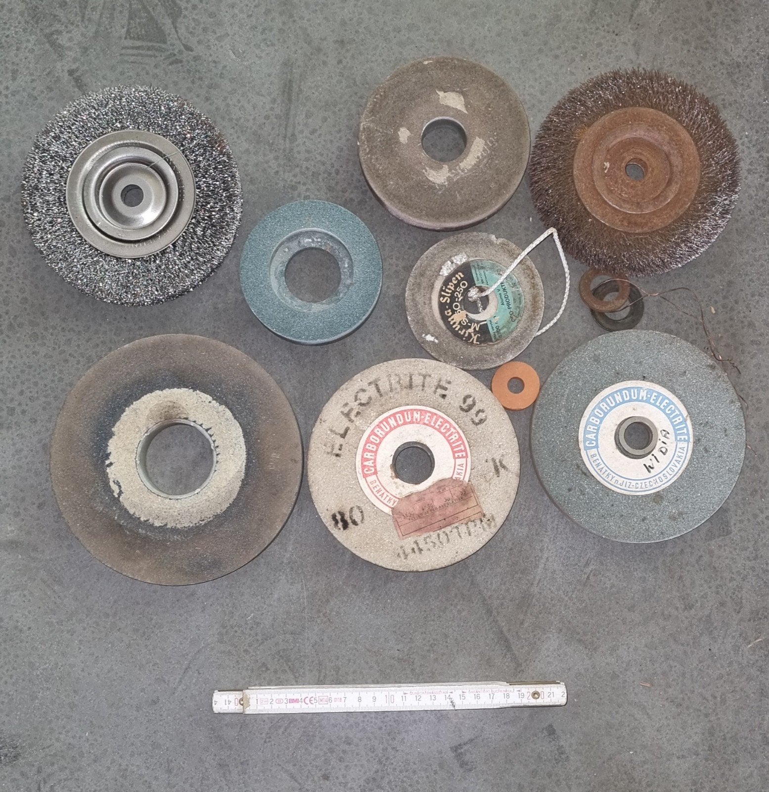 Lot de meules et de brosses métalliques, Enlèvement