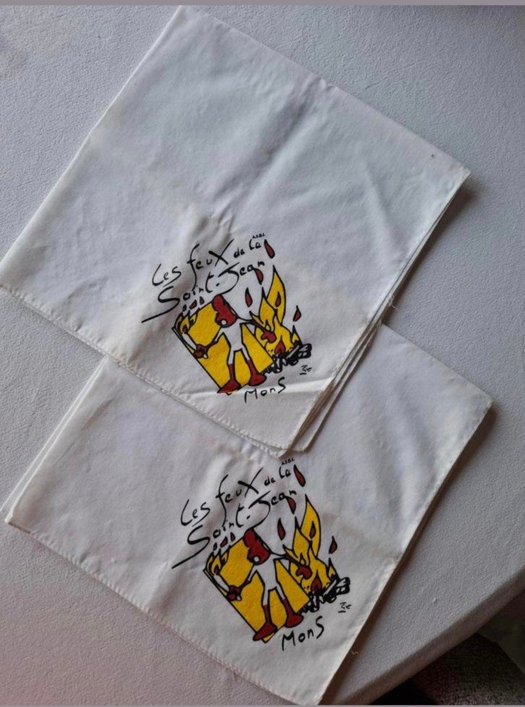 Lot de deux foulards feux de la Saint-Jean Mons, Enlèvement ou Envoi, Comme neuf