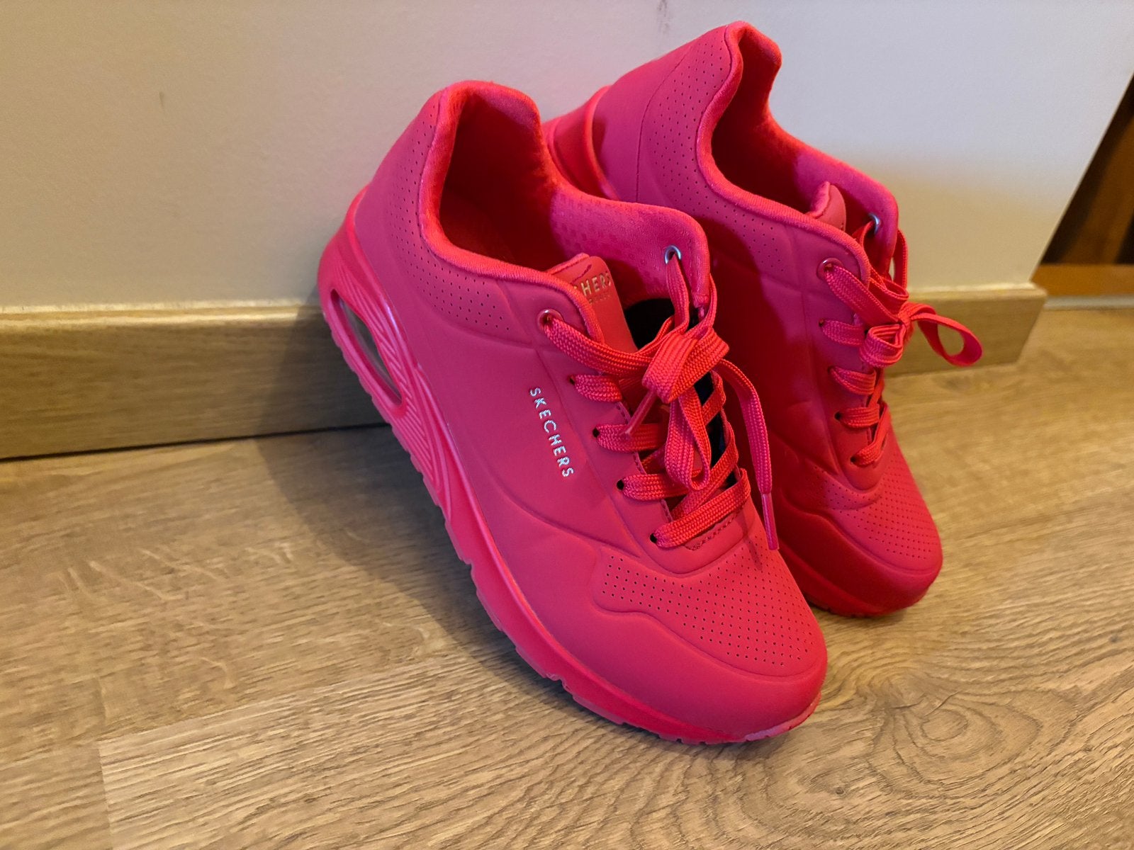 Rode Sketchers 2 keer gedragen maat 37, Kleding | Dames, Schoenen, Ophalen, Zo goed als nieuw, Sneakers, Rood
