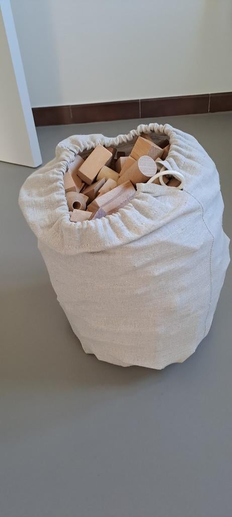 Grote zak met houten speelblokken, Ophalen