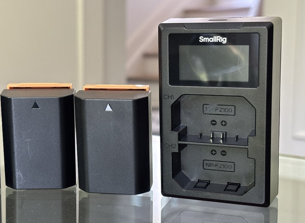 Chargeur double SmallRig + 2 batteries NP-FZ100, Enlèvement, Comme neuf