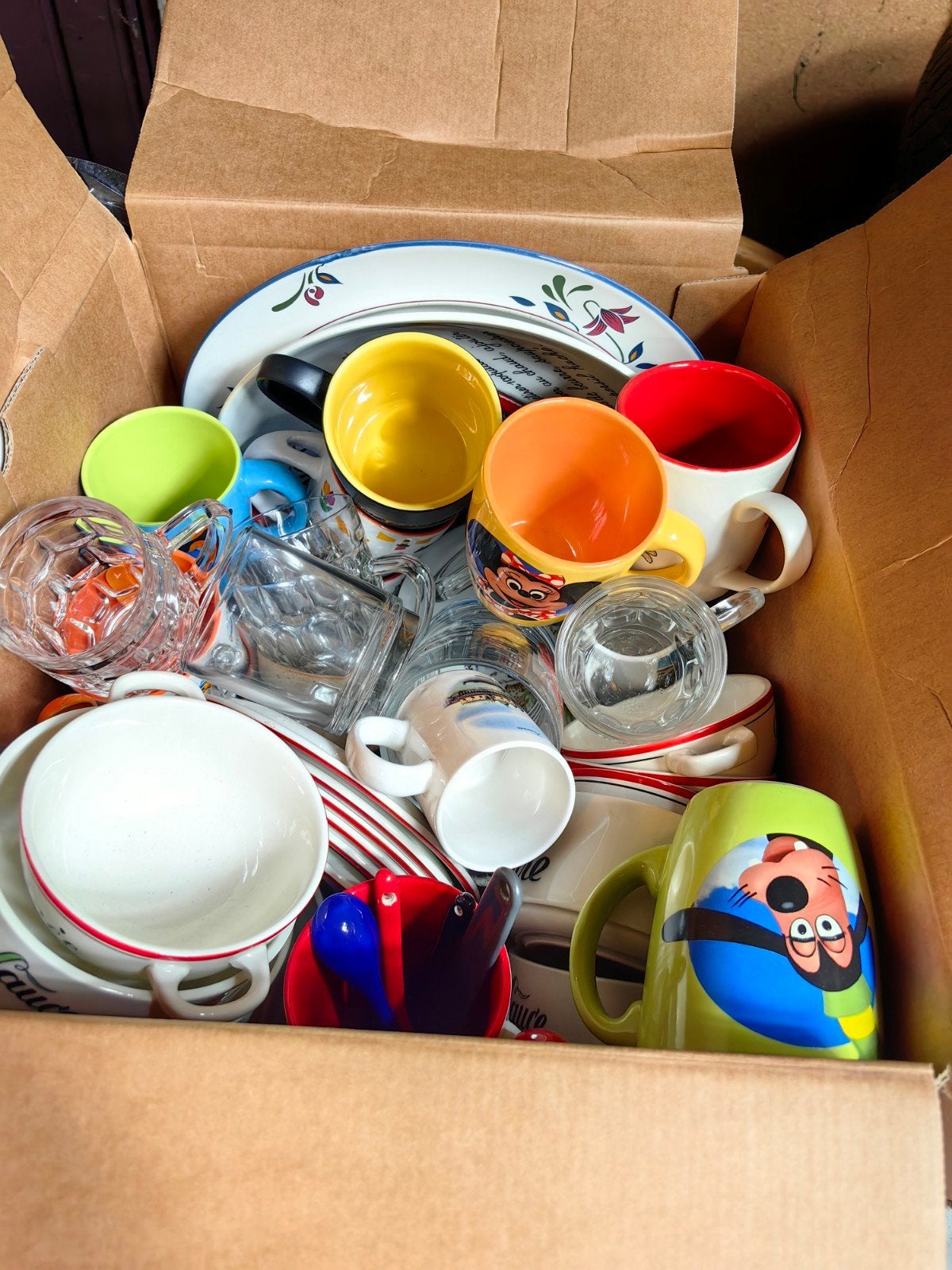 Lot tasses verres assiettes, Divers, Enlèvement