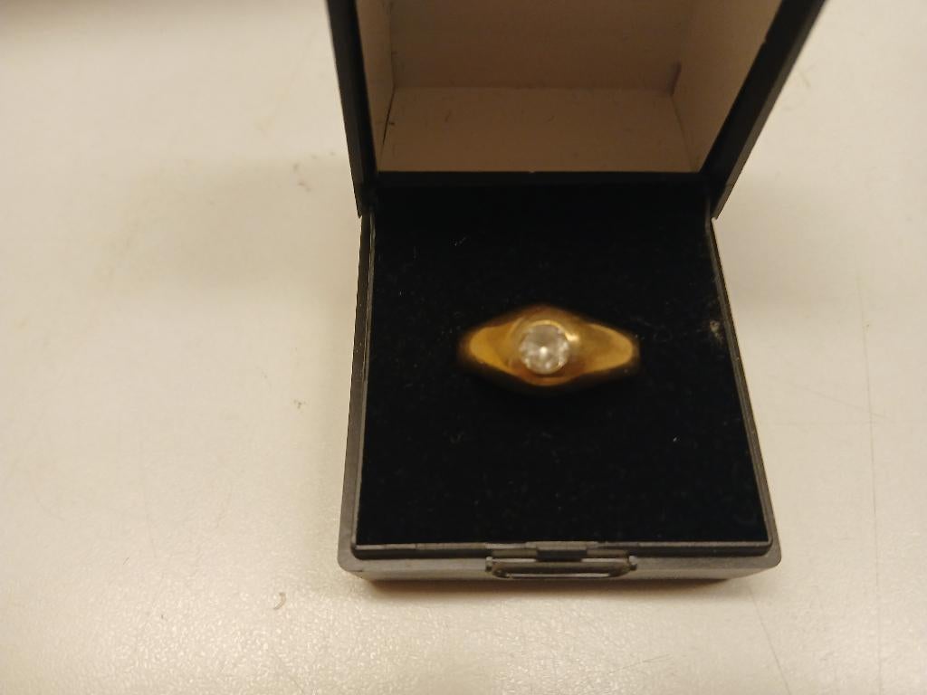 Goudkleurige ring met (edel)steen ( Juweel 0020 ), Handtassen en Accessoires, Ringen, Overige materialen, Gebruikt, Ophalen of Verzenden
