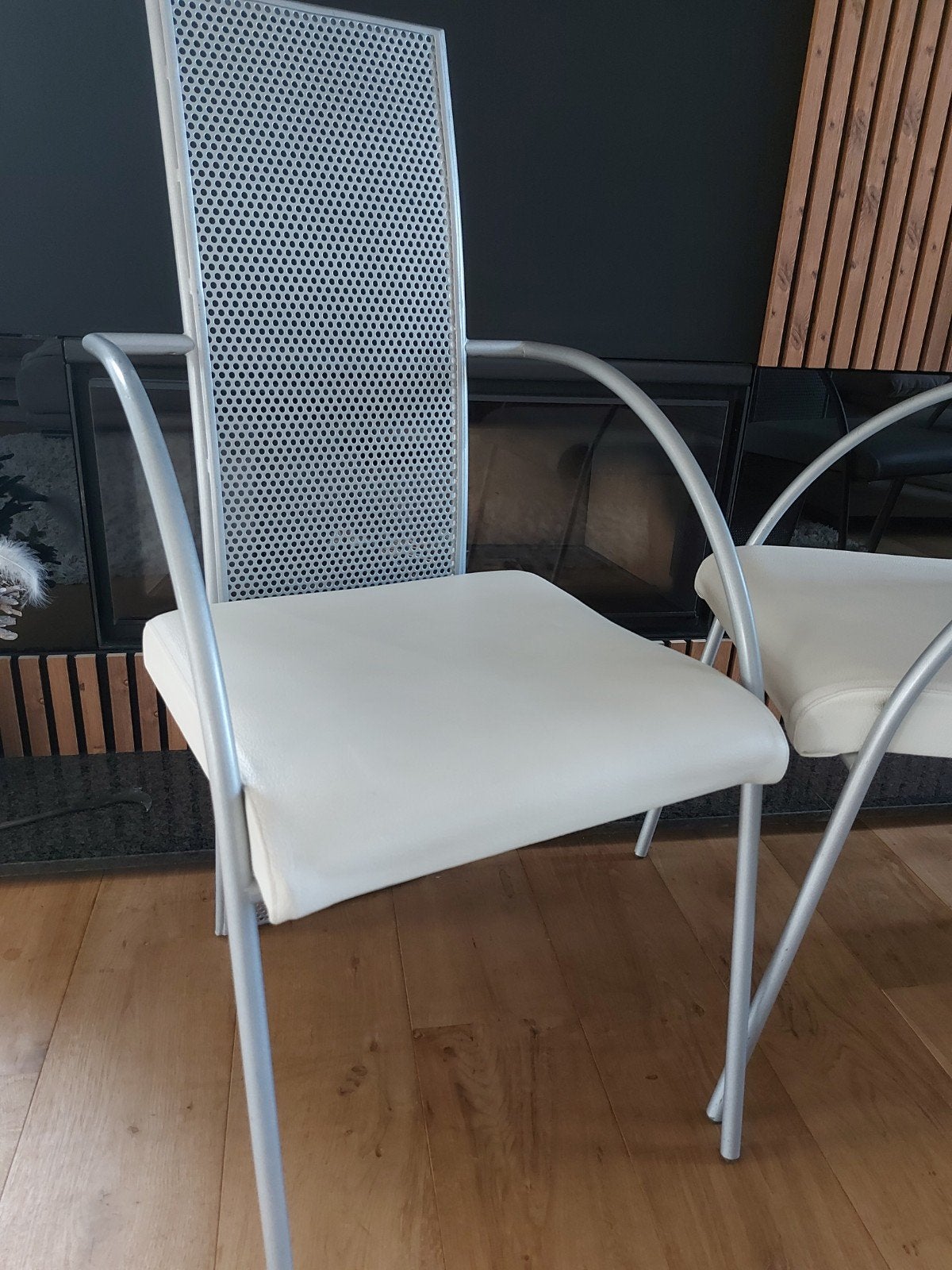 * 4 CHAISES DESIGN DE LUXE - CUIR BLANC - EXCELLENT ÉTAT*, Maison & Meubles, Modern design, Gris, Comme neuf, Enlèvement