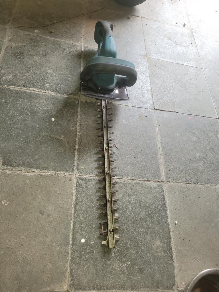 Haag schaar Makitta., Ophalen