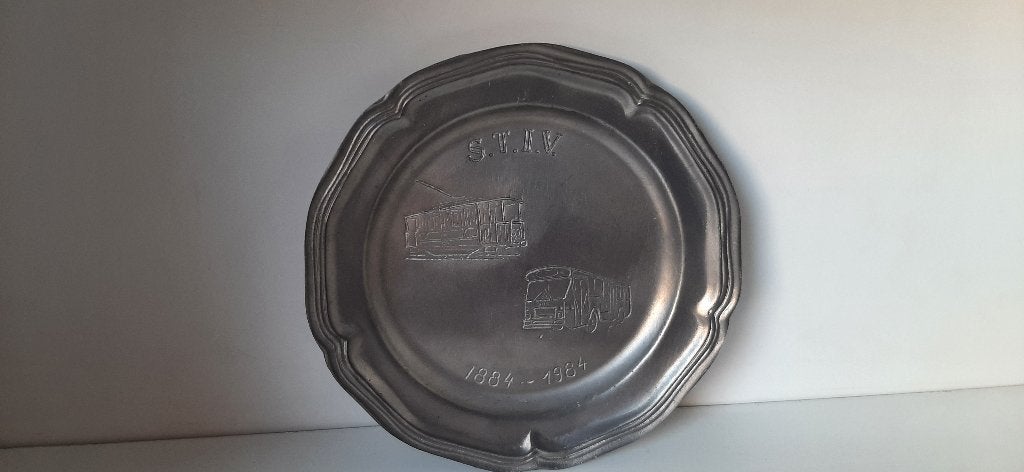 Assiette en étain, Enlèvement