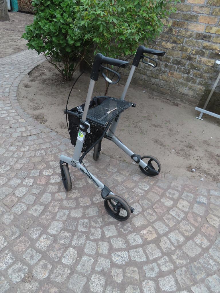 een rollator , loorrekje - Germino , lichtgewicht, Diversen, Ophalen, Lichtgewicht, Zo goed als nieuw