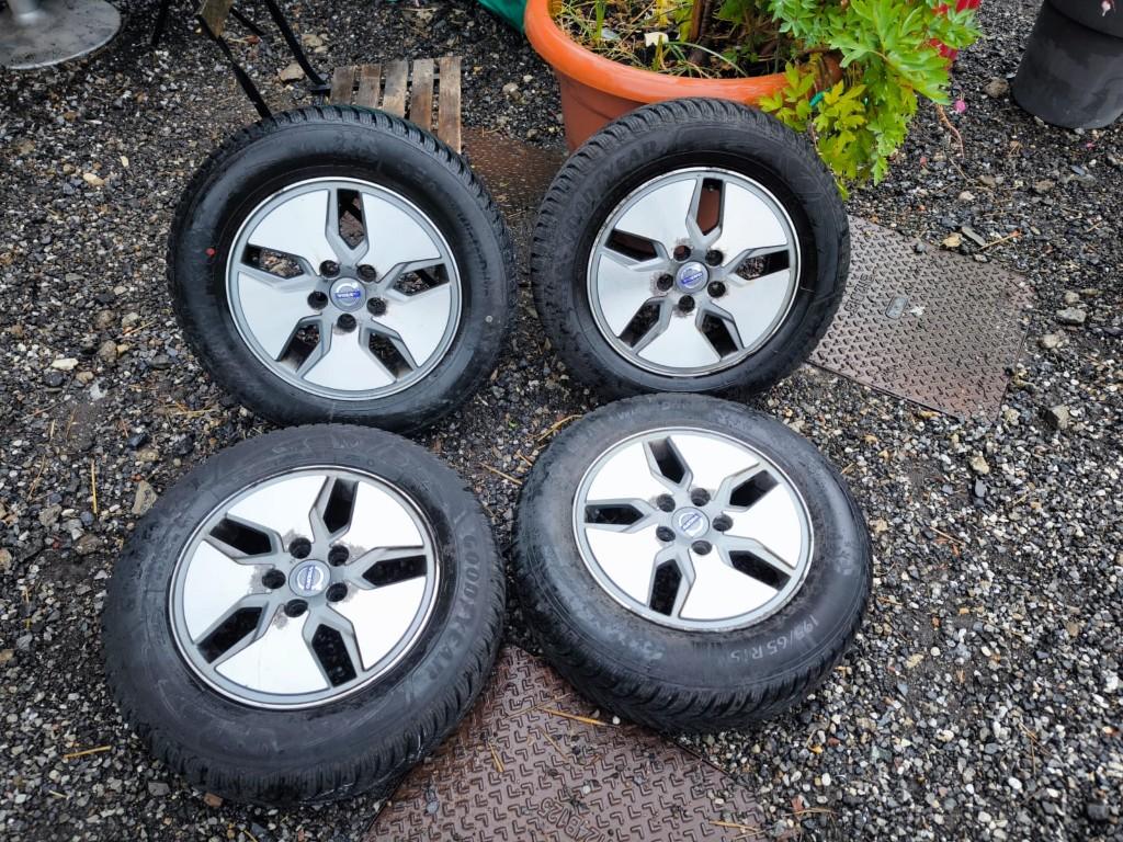 Volvo V40 - Pneus hiver récents et Jantes ALU, Autos : Pièces & Accessoires, Pneus & Jantes, Pneus et Jantes, Pneus hiver, 15 pouces