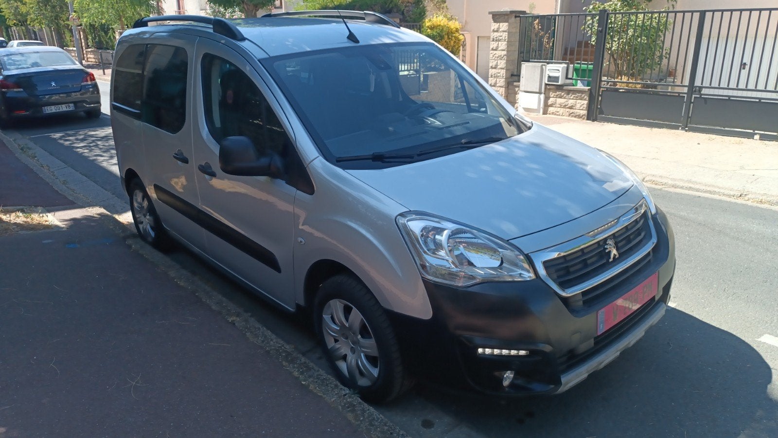 Peugeot partner 1.2 essence 110cv outdoor tepee 79000 kms, Autos, Achat, Boîte manuelle, Entretenue par le concessionnaire, Particulier