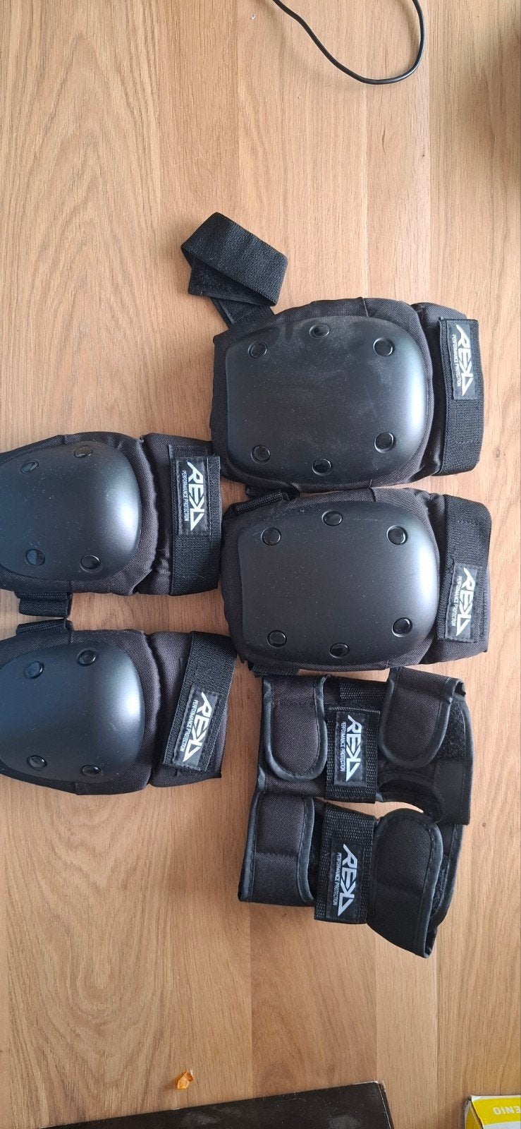 REKD Skatebescherming (knie, elleboog, pols), Sport en Fitness, Skeelers, Zo goed als nieuw, Bescherming, Dames, Ophalen
