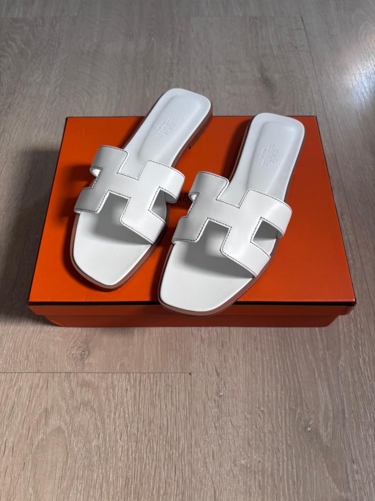 Hermes oran sandalen, Kleding | Dames, Schoenen, Slippers, Wit, Ophalen of Verzenden, Zo goed als nieuw