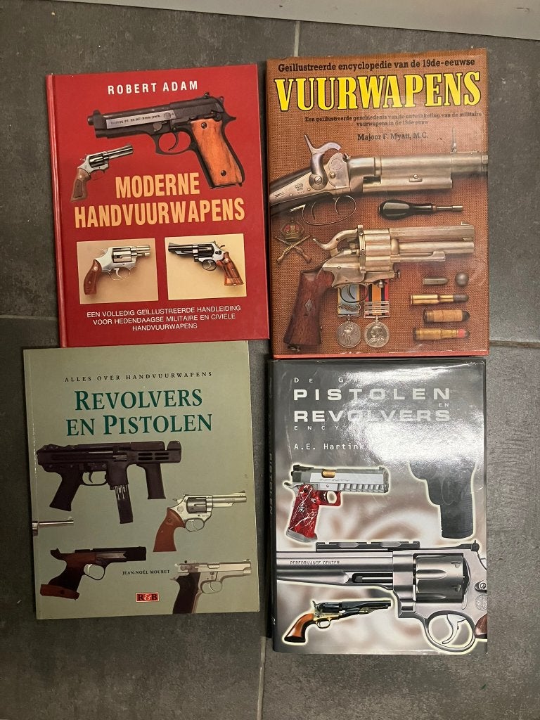 13 boeken i.v.m. wapens ., Boeken, Ophalen of Verzenden, Niet van toepassing, Zo goed als nieuw, Algemeen