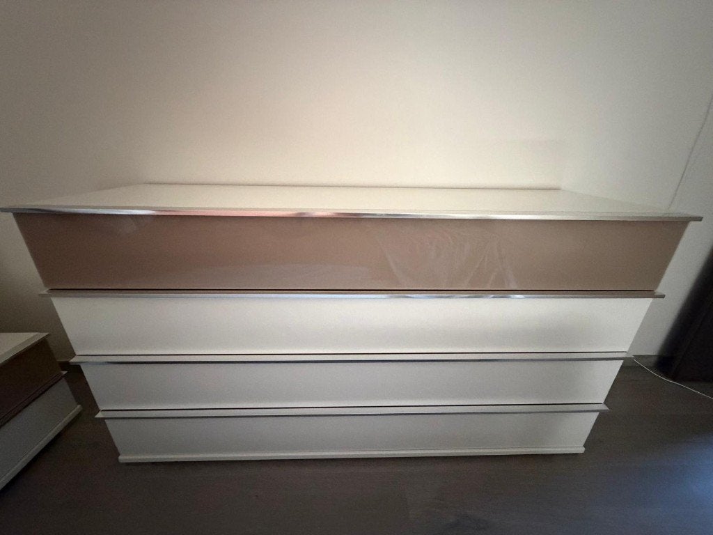 Grande commode + 2 tables de chevet, Enlèvement, Comme neuf, Autres matériaux