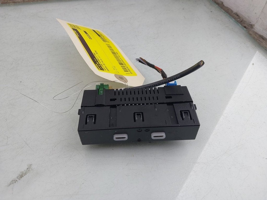 PORT AUX/USB Skoda Octavia Combi (NXAC) (|657035700|), Utilisé, Info@skoda-auto.de, Skoda, Max-Planck-Straße  3-5
64331  Weiterstadt, DE