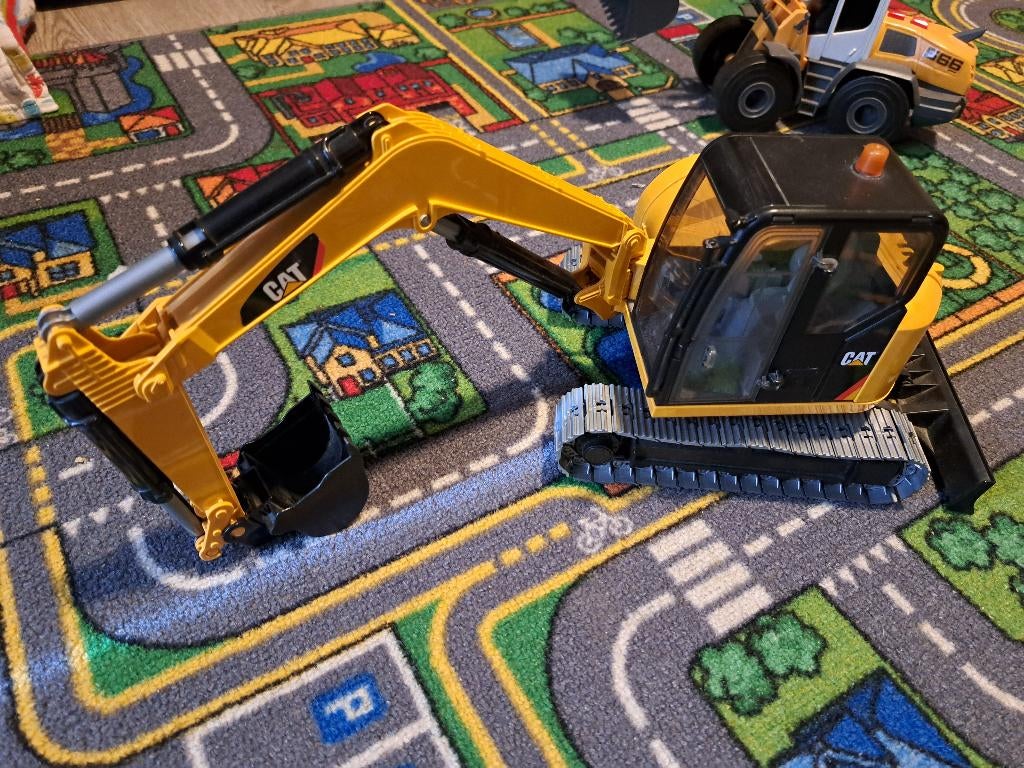 Caterpillar graafmachine op rupsbanden, Ophalen, Zo goed als nieuw