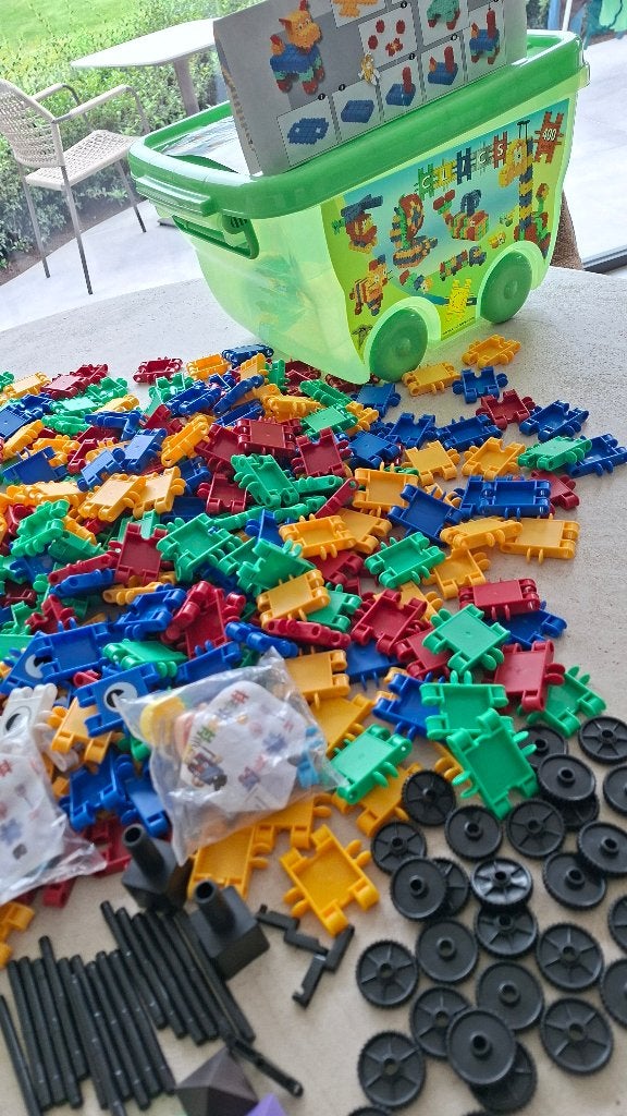 Clics 400 stuks + 2 mannetjes. In rolbox, Ophalen of Verzenden, Zo goed als nieuw, Overige merken