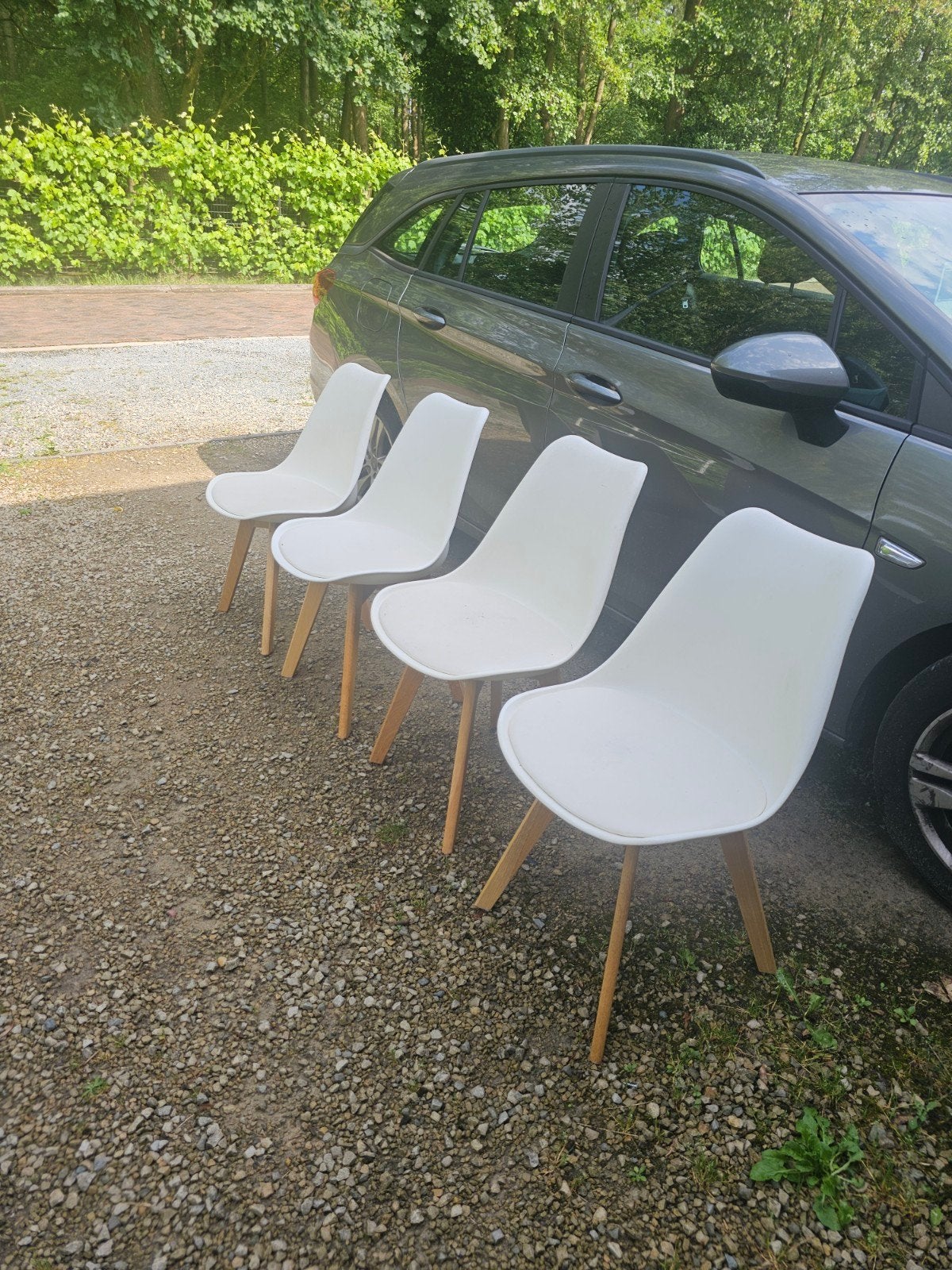 4 witte kuipstoelen, Ophalen