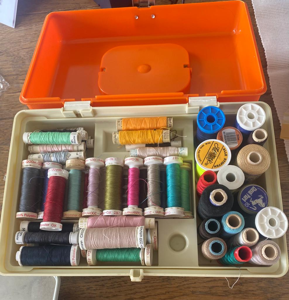 Te koop: Naaikoffer met +-95 st garen-Gutermann/DMC/…, Hobby & Loisirs créatifs, Couture & Fournitures, Enlèvement, Utilisé
