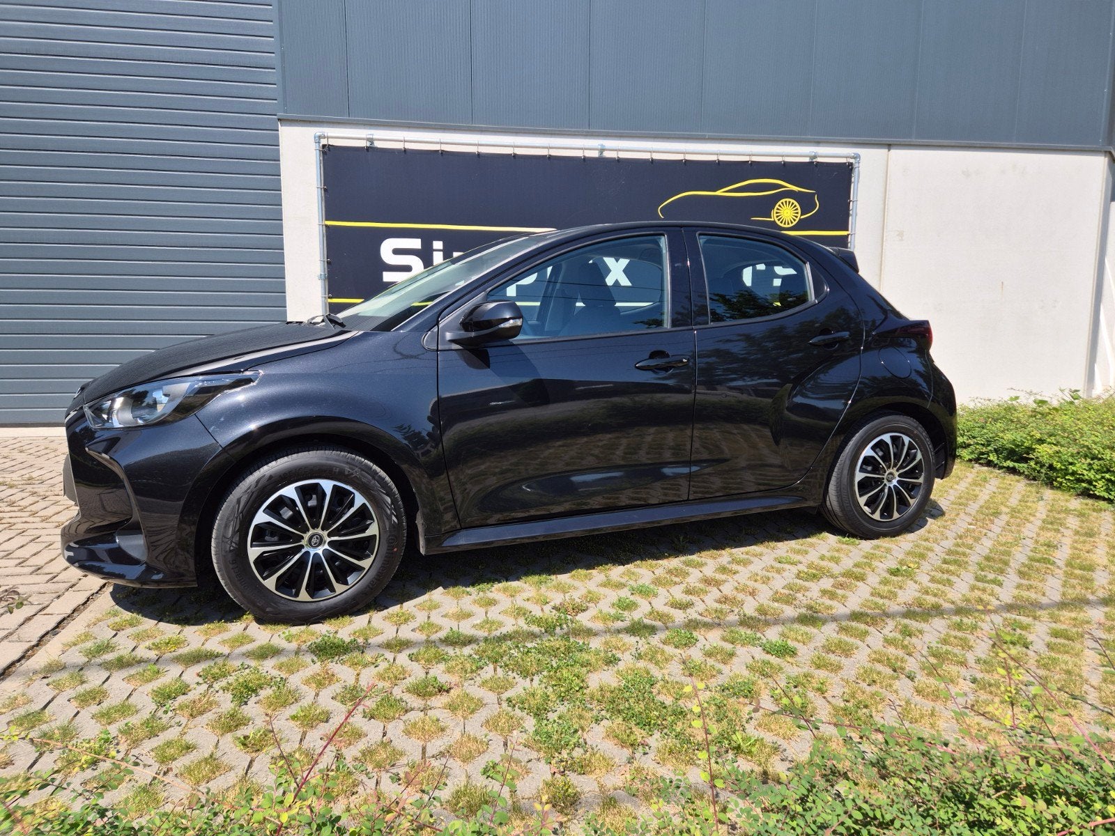 TOYOTA YARIS 1.5 HYBRIDE e-CVT..NIEUW BINNENGEKOMEN!!, Auto's, Stof, Euro 6, 4 cilinders, Zwart