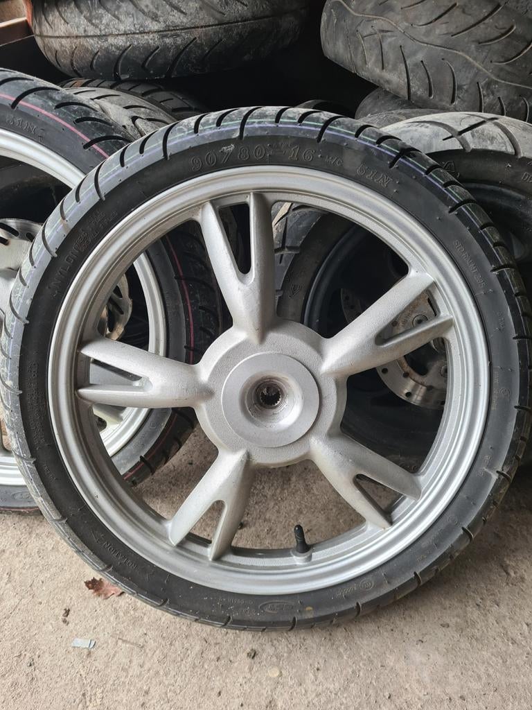 Pneus de scooter 50cc divers avec jante et frein à disque, Enlèvement ou Envoi