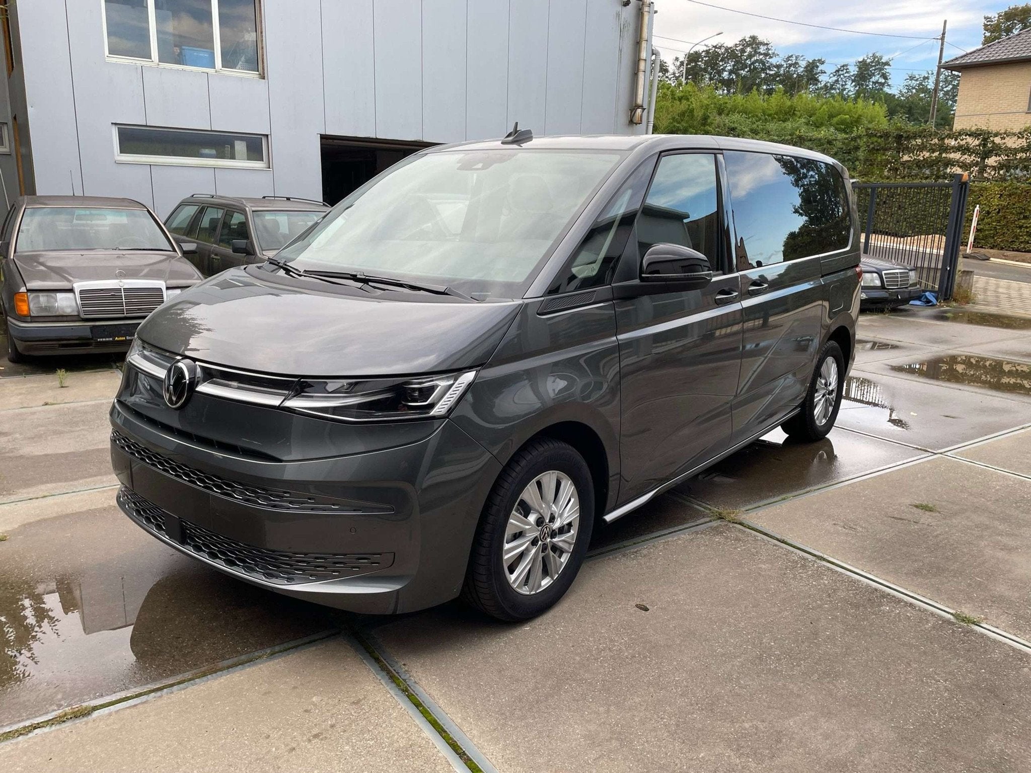 Volkswagen T7 Multivan 1.4 TSI PHEV Life DSG (160 kW), Auto's, Volkswagen, Stof, 4 cilinders, 7 zetels, Hybride Elektrisch/Benzine
