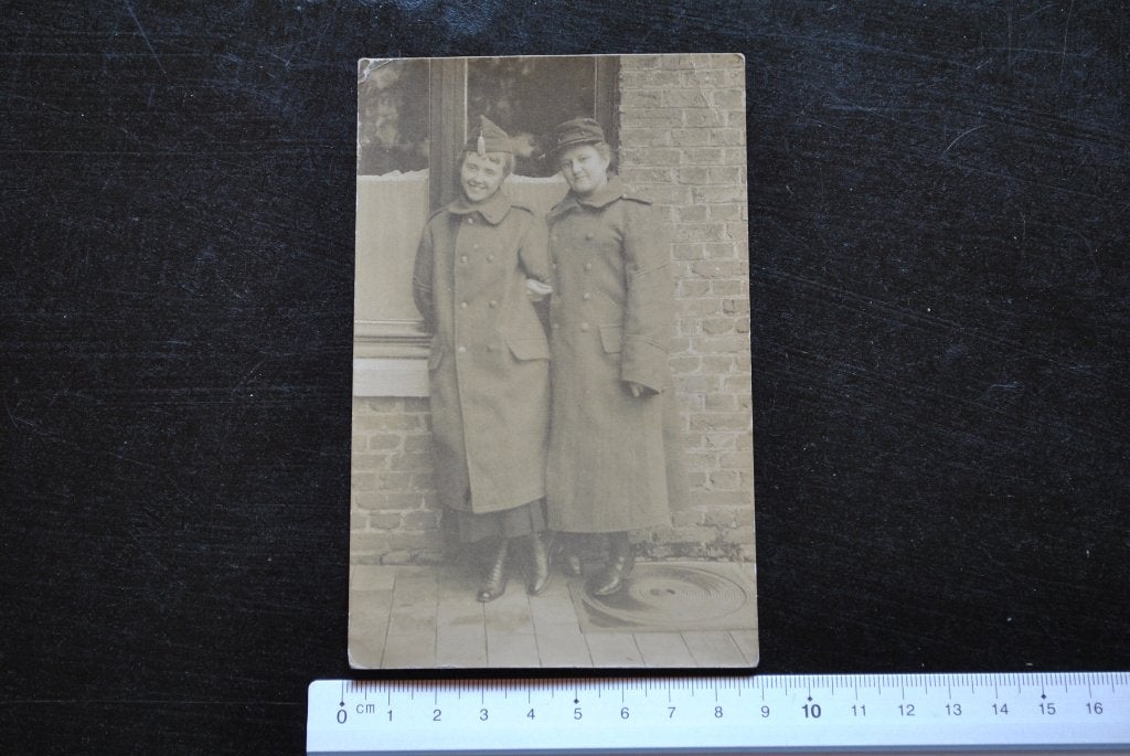 Photo carte jeunes femmes en manteau calot soldat militaire, Enlèvement ou Envoi, Autres, Photo ou Poster