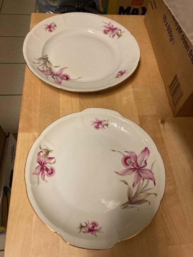 2 taart schalen staat een stempel onder de 2 st voor 3 euro, Enlèvement, Comme neuf, Porcelaine, Autres types