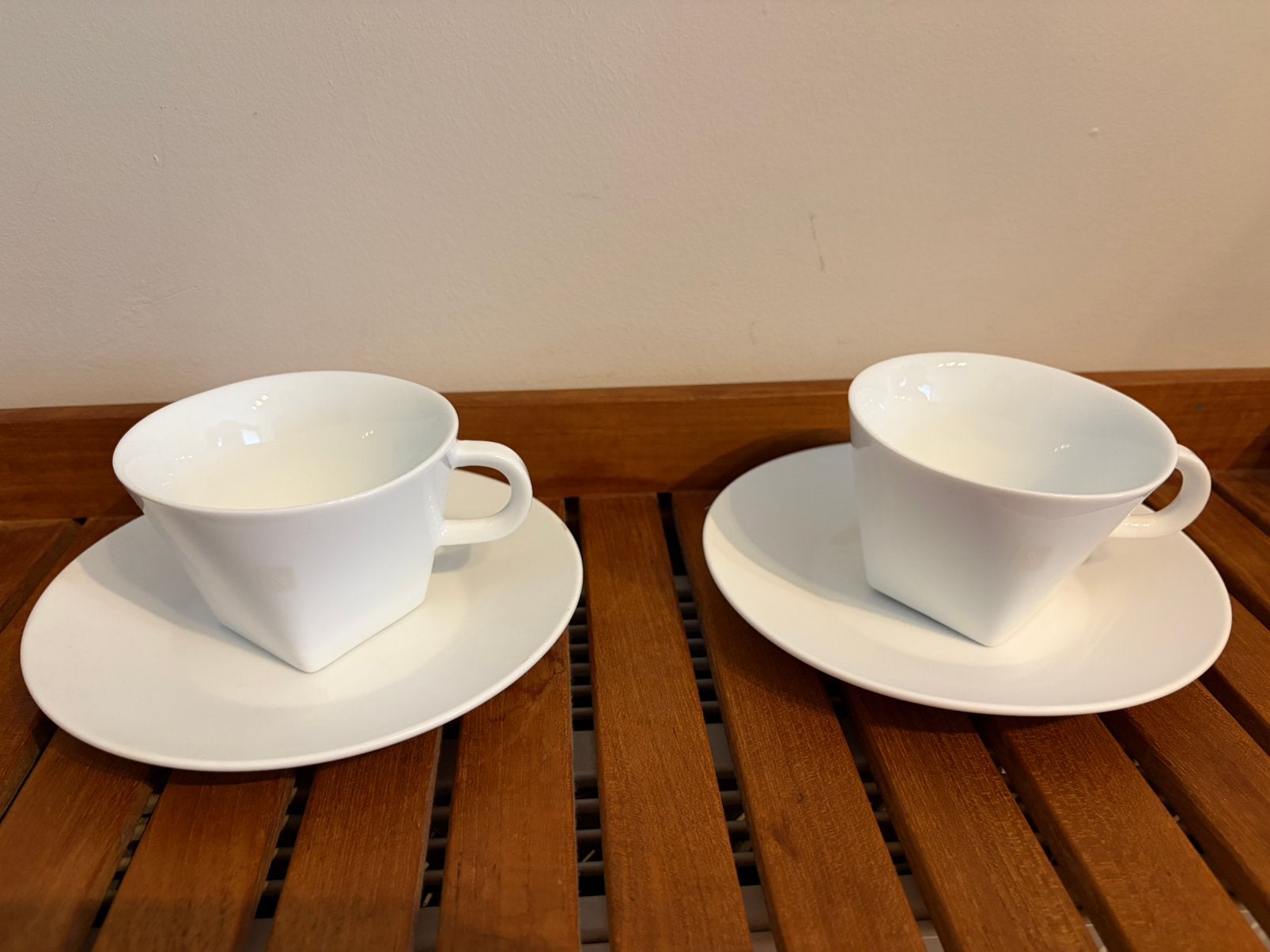 Set van 2 Nespresso tassen met onderschotels, Huis en Inrichting, Ophalen, Overige merken, Zo goed als nieuw, Kop(pen) en/of Schotel(s)