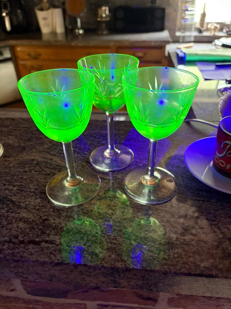 3 verres à uranium anciens, Enlèvement