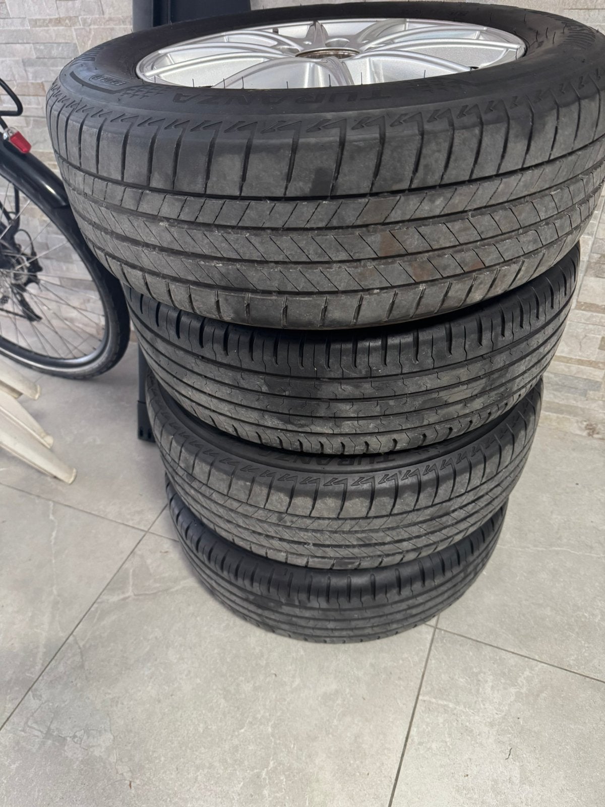 4 Pneus d'été sur jantes Mercedes d’origine comme NEUFS, Autos : Pièces & Accessoires, Enlèvement, Pneu(s)