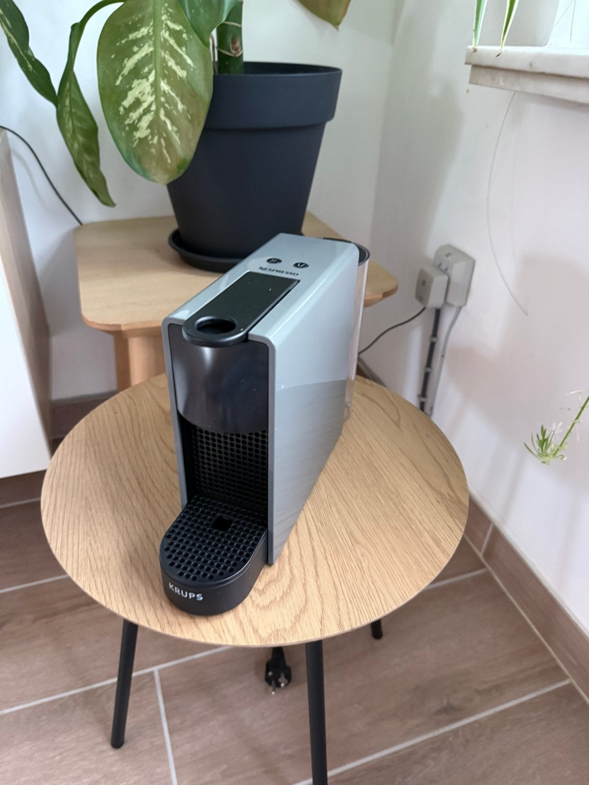 Krups Nespreso Essenza Mini, Enlèvement, Comme neuf, Dosettes et capsules de café, Réservoir d'eau amovible
