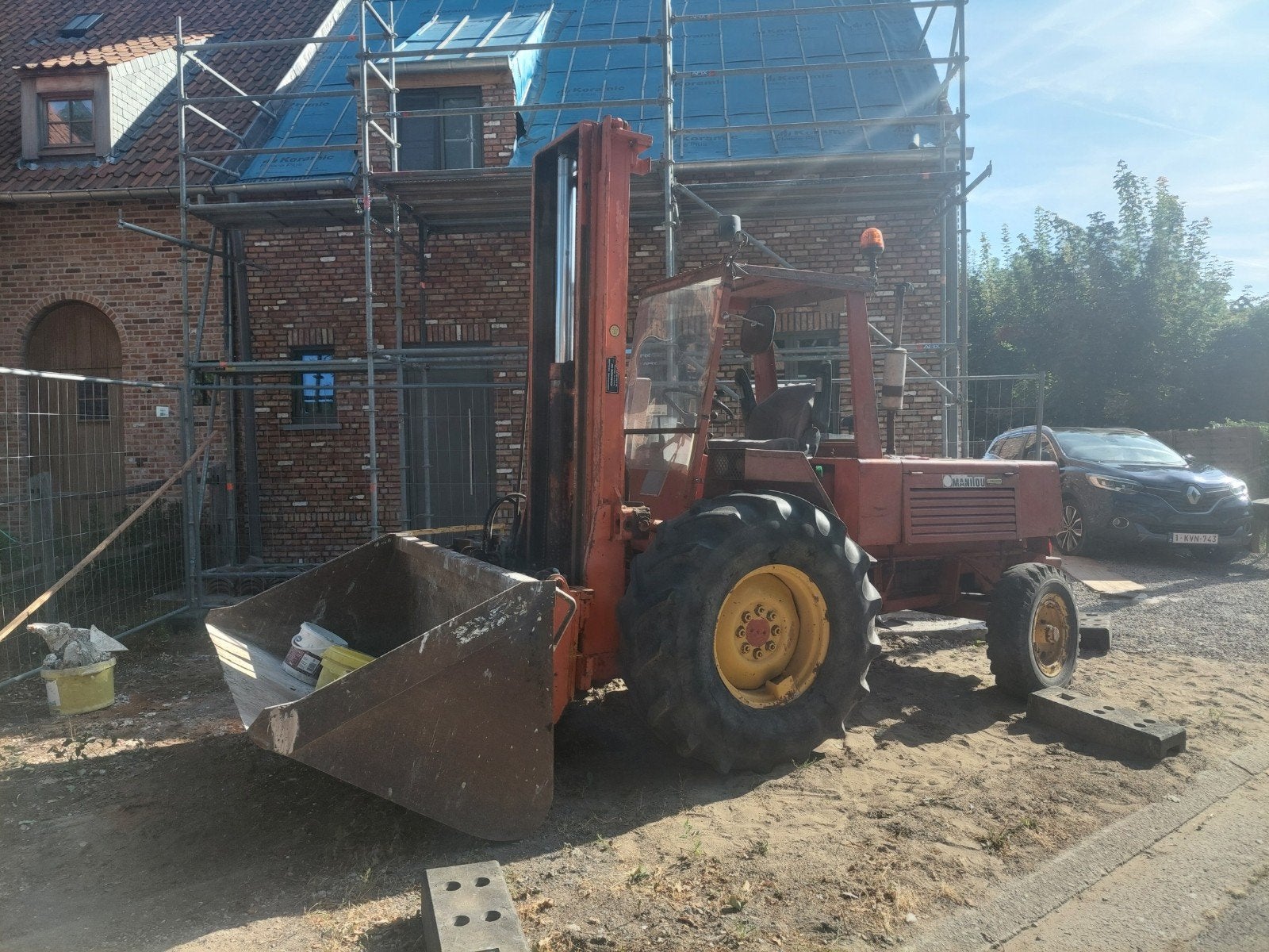 manitou mb 25 met schepbak en vorken, Zakelijke goederen, Ophalen