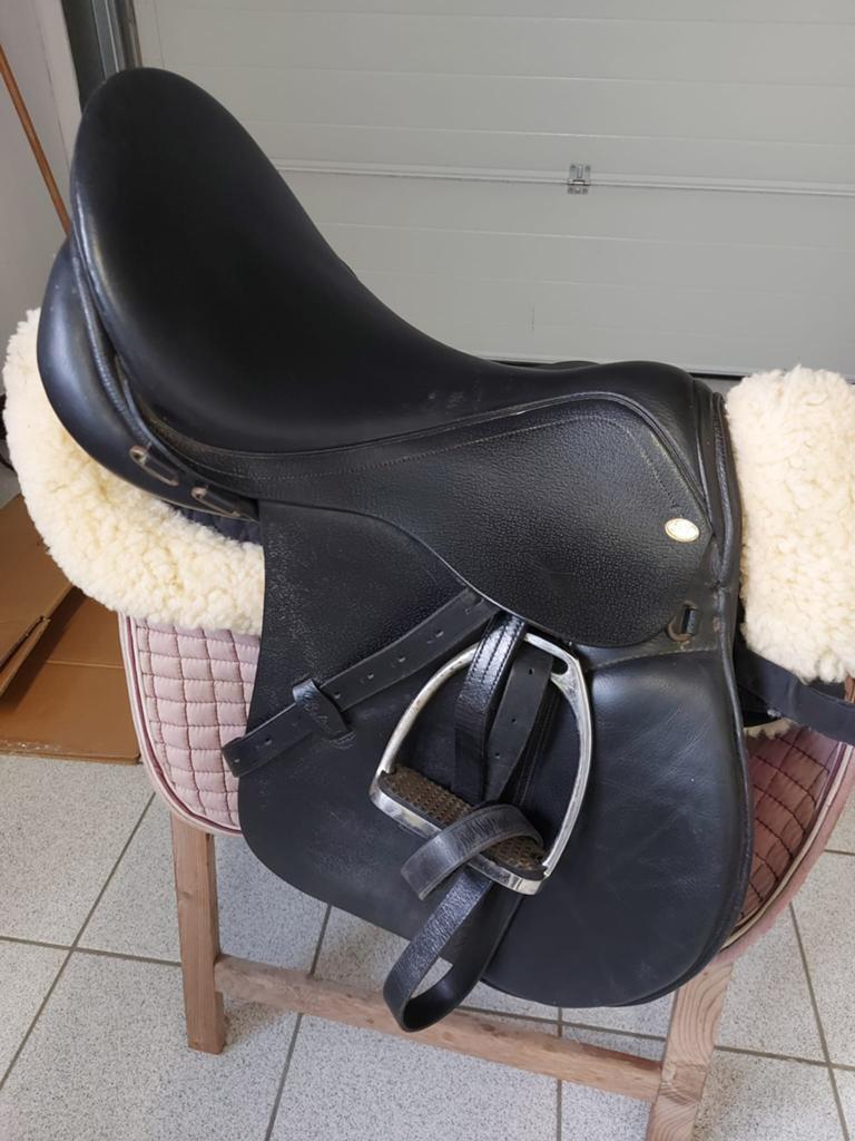 Beltack veelzijdigheidszadel 17,5”, Enlèvement, Utilisé